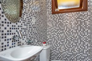 Casa à venda com 219m², 4 dormitórios, 1 suíte, 4 vagas, no bairro Vila Assunção em Porto Alegre