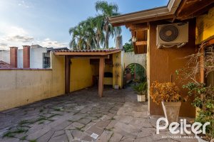 Casa à venda com 219m², 4 dormitórios, 1 suíte, 4 vagas, no bairro Vila Assunção em Porto Alegre