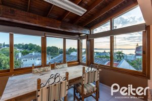 Casa à venda com 219m², 4 dormitórios, 1 suíte, 4 vagas, no bairro Vila Assunção em Porto Alegre