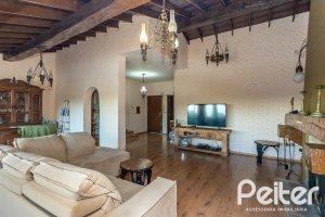 Casa à venda com 219m², 4 dormitórios, 1 suíte, 4 vagas, no bairro Vila Assunção em Porto Alegre