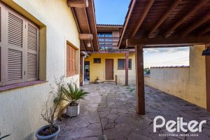 Casa à venda com 219m², 4 dormitórios, 1 suíte, 4 vagas, no bairro Vila Assunção em Porto Alegre