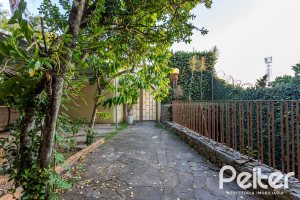 Casa à venda com 219m², 4 dormitórios, 1 suíte, 4 vagas, no bairro Vila Assunção em Porto Alegre