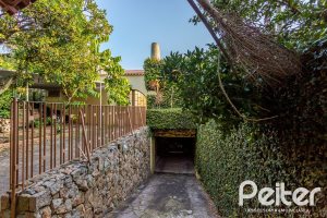 Casa à venda com 219m², 4 dormitórios, 1 suíte, 4 vagas, no bairro Vila Assunção em Porto Alegre