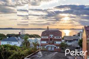 Casa à venda com 219m², 4 dormitórios, 1 suíte, 4 vagas, no bairro Vila Assunção em Porto Alegre