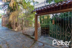 Casa à venda com 219m², 4 dormitórios, 1 suíte, 4 vagas, no bairro Vila Assunção em Porto Alegre