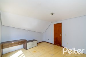 Casa à venda com 191m², 3 dormitórios, 1 suíte, 2 vagas, no bairro Guarujá em Porto Alegre