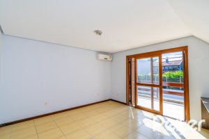Casa à venda com 191m², 3 dormitórios, 1 suíte, 2 vagas, no bairro Guarujá em Porto Alegre