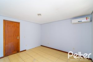 Casa à venda com 191m², 3 dormitórios, 1 suíte, 2 vagas, no bairro Guarujá em Porto Alegre