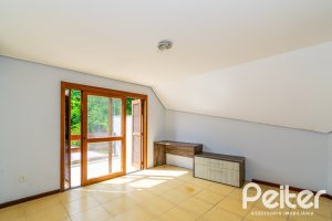 Casa à venda com 191m², 3 dormitórios, 1 suíte, 2 vagas, no bairro Guarujá em Porto Alegre