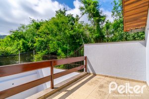 Casa à venda com 191m², 3 dormitórios, 1 suíte, 2 vagas, no bairro Guarujá em Porto Alegre