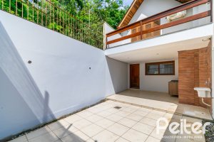 Casa à venda com 191m², 3 dormitórios, 1 suíte, 2 vagas, no bairro Guarujá em Porto Alegre