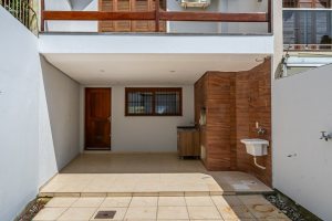 Casa à venda com 191m², 3 dormitórios, 1 suíte, 2 vagas, no bairro Guarujá em Porto Alegre