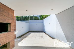 Casa à venda com 191m², 3 dormitórios, 1 suíte, 2 vagas, no bairro Guarujá em Porto Alegre