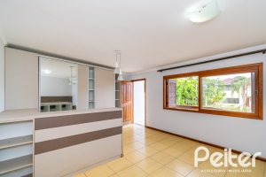 Casa à venda com 191m², 3 dormitórios, 1 suíte, 2 vagas, no bairro Guarujá em Porto Alegre