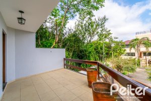 Casa à venda com 191m², 3 dormitórios, 1 suíte, 2 vagas, no bairro Guarujá em Porto Alegre