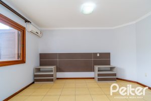 Casa à venda com 191m², 3 dormitórios, 1 suíte, 2 vagas, no bairro Guarujá em Porto Alegre
