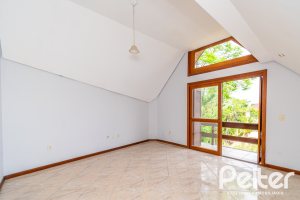 Casa à venda com 191m², 3 dormitórios, 1 suíte, 2 vagas, no bairro Guarujá em Porto Alegre