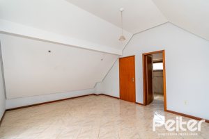 Casa à venda com 191m², 3 dormitórios, 1 suíte, 2 vagas, no bairro Guarujá em Porto Alegre
