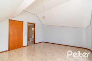 Casa à venda com 191m², 3 dormitórios, 1 suíte, 2 vagas, no bairro Guarujá em Porto Alegre