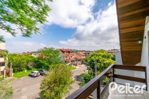 Casa à venda com 191m², 3 dormitórios, 1 suíte, 2 vagas, no bairro Guarujá em Porto Alegre