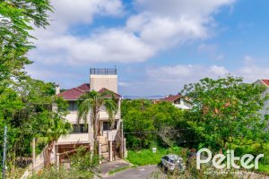 Casa à venda com 191m², 3 dormitórios, 1 suíte, 2 vagas, no bairro Guarujá em Porto Alegre