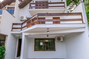 Casa à venda com 191m², 3 dormitórios, 1 suíte, 2 vagas, no bairro Guarujá em Porto Alegre