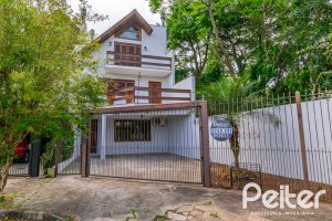 Casa à venda com 191m², 3 dormitórios, 1 suíte, 2 vagas, no bairro Guarujá em Porto Alegre