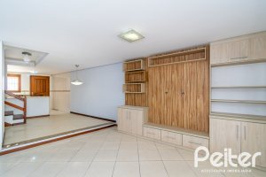 Casa à venda com 191m², 3 dormitórios, 1 suíte, 2 vagas, no bairro Guarujá em Porto Alegre