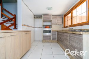 Casa à venda com 191m², 3 dormitórios, 1 suíte, 2 vagas, no bairro Guarujá em Porto Alegre