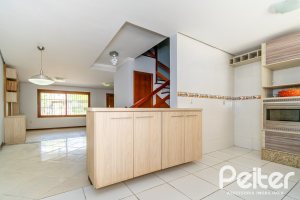 Casa à venda com 191m², 3 dormitórios, 1 suíte, 2 vagas, no bairro Guarujá em Porto Alegre