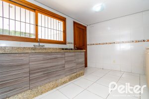 Casa à venda com 191m², 3 dormitórios, 1 suíte, 2 vagas, no bairro Guarujá em Porto Alegre