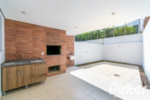 Casa à venda com 191m², 3 dormitórios, 1 suíte, 2 vagas, no bairro Guarujá em Porto Alegre