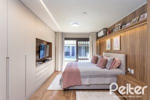 Casa à venda com 360m², 3 dormitórios, 1 suíte, 4 vagas, no bairro Jardim Isabel em Porto Alegre