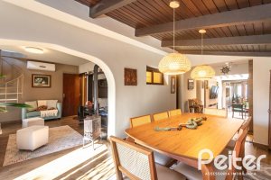 Casa à venda com 360m², 3 dormitórios, 1 suíte, 4 vagas, no bairro Jardim Isabel em Porto Alegre