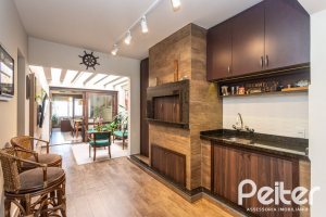 Casa à venda com 360m², 3 dormitórios, 1 suíte, 4 vagas, no bairro Jardim Isabel em Porto Alegre