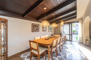 Casa à venda com 360m², 3 dormitórios, 1 suíte, 4 vagas, no bairro Jardim Isabel em Porto Alegre