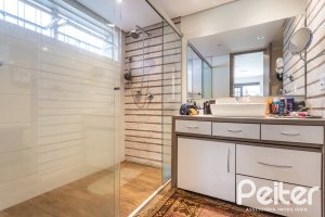 Casa à venda com 360m², 3 dormitórios, 1 suíte, 4 vagas, no bairro Jardim Isabel em Porto Alegre
