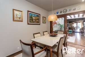 Casa à venda com 360m², 3 dormitórios, 1 suíte, 4 vagas, no bairro Jardim Isabel em Porto Alegre