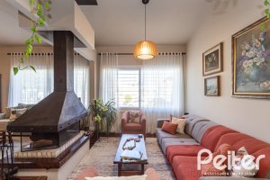 Casa à venda com 360m², 3 dormitórios, 1 suíte, 4 vagas, no bairro Jardim Isabel em Porto Alegre