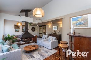 Casa à venda com 360m², 3 dormitórios, 1 suíte, 4 vagas, no bairro Jardim Isabel em Porto Alegre