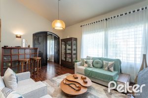Casa à venda com 360m², 3 dormitórios, 1 suíte, 4 vagas, no bairro Jardim Isabel em Porto Alegre