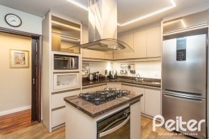 Casa à venda com 360m², 3 dormitórios, 1 suíte, 4 vagas, no bairro Jardim Isabel em Porto Alegre