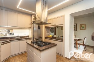 Casa à venda com 360m², 3 dormitórios, 1 suíte, 4 vagas, no bairro Jardim Isabel em Porto Alegre