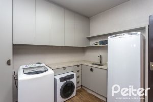 Casa à venda com 360m², 3 dormitórios, 1 suíte, 4 vagas, no bairro Jardim Isabel em Porto Alegre