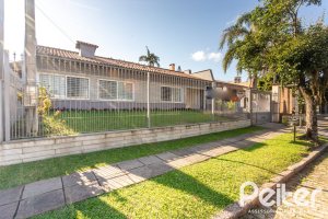 Casa à venda com 360m², 3 dormitórios, 1 suíte, 4 vagas, no bairro Jardim Isabel em Porto Alegre