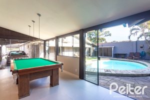 Casa à venda com 360m², 3 dormitórios, 1 suíte, 4 vagas, no bairro Jardim Isabel em Porto Alegre