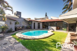 Casa à venda com 360m², 3 dormitórios, 1 suíte, 4 vagas, no bairro Jardim Isabel em Porto Alegre