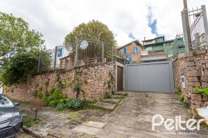 Casa à venda com 260m², 4 dormitórios, 2 suítes, 2 vagas, no bairro Teresópolis em Porto Alegre