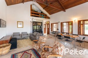 Casa à venda com 260m², 4 dormitórios, 2 suítes, 2 vagas, no bairro Teresópolis em Porto Alegre