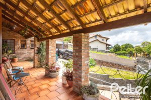 Casa à venda com 260m², 4 dormitórios, 2 suítes, 2 vagas, no bairro Teresópolis em Porto Alegre